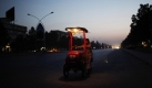 Ein Eisverkäufer im pakistanischen Islamabad schiebt seinen Verkaufswagen nach Hause. Foto: ap