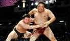 Der mongolische Sumo-Ringer Hakuho (links) drückt seinen Konkurrenten und Landsmann Asasekiryu bei einem Turnier im japanischen Nagoya zu Boden. Foto: ap
