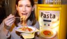 Pasta ist eigentlich ohne Ei - es sei denn, es handelt sich um Eiernudeln. Als vegane Fertigalternative greift Sebastian Spillner im Notfall schonmal zu Miracoli. Foto: dpa