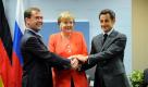 ** CORRECTS SPELLING OF MEDVEDEV'S FIRST NAME TO DMITRY ** French President Nicolas Sarkozy, right, Russian president Dmitry Medvedev, left, and German Chancellor Angela Merkel pose during their trilateral meeting on the sidelines of the G20 Summit inToronto Sunday, June 27, 2010. (AP Photo/Eric Feferberg, Pool) Foto: ap