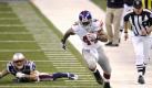 Das eiförmige Leder gefangen und jetzt nur noch weg: Ahmad Bradshaw von den New York Giants während des Super-Bowls in Indianapolis. Dank eines starken Endspurts konnten sich die Giants im Finale mit 21:17 gegen die New England Patriots durchsetzen. Foto: Paul Buck Foto: dpa
