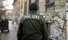 Immer wieder versuchen es Einbrecher auch mit Polizeikostümen: In der Schweiz beispielsweise fasste die Polizei einen Mann, der in einer Regenjacke der italienischen Polizei unterwegs war. Als er jedoch wenig gesetzeskonform in ein Haus einstieg, alarmierte ein Passant die Beamten - die echten, versteht sich. (Symbolbild) Foto: dapd