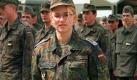 Feminines Feuer: 2001 tritt die erste Frau bei der Bundeswehr den Dienst an der Waffe an. Foto: dpa