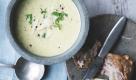 Cremige Zucchini-Lauch-Suppe mit Parmesan (6 P.): In einem großen Topf 50 g Butter zerlassen und 2 mittelgroße, in Ringe geschnittene Lauchstangen und 3 Stangen kleingehackten Sellerie 5 Min. darin anbraten. 1 kg in Scheiben geschnittene Zucchini zugeben und 10 Min. mitschmoren. 1 feingehackte Knoblauchzehe und 2 Zweige Rosmarin zugeben und 3-4 Min. unterrühren. 850 ml würzige Hühnerbrühe zugießen, würzen und zugedeckt 15 Min. köcheln lassen, bis das Gemüse weich ist. Rosmarinzweige entfernen und 75 g geriebenen Parmesan, 40 g alten, geriebenen Cheddar und dann 300 ml Milch unterrühren. Die Suppe pürieren, mit Salz und Pfeffer abschmecken und mit 2 EL fein gehackter Petersilie bestreut servieren. Foto: 2011, Auf Vorrat gekocht, Edition Styria / Tara Fisher