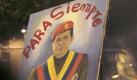 Auf das bild steht es 'für immer'

Venezuelan president Hugo Chavez?s followers celebrate in the streets of Caracas, Venezuela, on 15 February 2009, the 'yes' victory in the national referendum, with the 54.36 per cent of the votes, which will decide on a change to the country?s constitution that would allow Chavez to extend his period in office beyond the currently-mandated two terms, due to end in 2013. EPA/Harold Escalona +++(c) dpa - Bildfunk+++ Foto: dpa