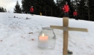 #Ein Kreuz an der Unfallstelle auf er Skipiste der Riesneralm in der Obersteiermark erinnert an den Skiunfall vom Vortag, aufgenommen am Freitag (02.01.2009). Einen Tag nach dem tragischen Skiunfall des thüringischen Ministerpräsidenten Dieter Althaus in Österreich ist die Schuldfrage weiter ungeklärt. Der bei dem Skiunfall am Neujahrstag schwer am Kopf verletzte thüringische Ministerpräsident hat nach Einschätzung der Ärzte Chancen auf eine Rückkehr ins Amt. Die Mediziner der Unfallklinik im österreichischen Schwarzach wollten noch keine abschließende Prognose wagen, gaben sich jedoch zuversichtlich. Völlig unklar ist noch die Schuldfrage bei dem Zusammenprall von Althaus mit einer 41-jährigen Frau. Die vierfache Mutter starb auf dem Weg ins Krankenhaus. Foto: dpa