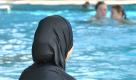 Abseits der antiislamischen Polemik à la Sarrazin gibt es tatsächlich viele offene Fragen. Zum Beispiel: Dürfen, können, müssen muslimische Schülerinnen am Schwimmunterricht teilnehmen - wie dieses Mädchen im Burkini, einem Ganzkörper-Schwimmanzug? Foto: dpa