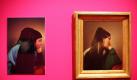 Neben dem Bild von Friedrich Amerling (rechts, 1803-1887) hängt im Wallraf-Richartz-Museum in Köln als Interpretationsversuch eine Fotografie einer Kölner Schülerin. Zu seinem 150-jährigen Bestehen gewährt das Museum mit der Ausstellung Tat Ort Museum einen Blick hinter die Kulissen: Wie beleuchtet man einen Rembrandt? Was macht eigentlich ein Kurator? Foto: dpa