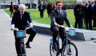 London. Bürgermeister Boris Johnson und der frühere Gouverneur von Kalifornien, Arnold Schwarzenegger, drehen in Potters Fields Park eine Runde mit dem Rad. Schwarzenegger traf sich mit Johnson um über umweltfreundliche Technologien zu debattieren. Foto: dpa