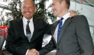 Ron Dennis (l.) gibt sein Amt an Martin Whitmarsh ab. Foto: dpa