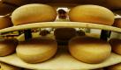 Ein Mitarbeiter der Gläsernen Molkerei kontrolliert Hartkäse in einem Reiferaum der Münchehofe. In den Produktionsräumen der Milchfabrik am Rande des Spreewalds herrscht eine klinisch-reine Atmosphäre. Der brandenburgische Ministerpräsident Matthias Platzeck (SPD) wird die gläserne Fabrik morgen einweihen. Dort können Neugierige künftig den kompletten Produktionsablauf von der Anlieferung der Milch bis zum Käseverkauf im betriebseigenen Hofladen verfolgen. Foto: ddp