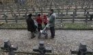 Eine Familie besucht anlässlich des katholischen Feiertags Allerheiligen den historischen Powazki-Firedhof in Warschau. Foto: ap
