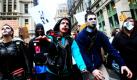 Die Wall Street in New York ist ganz in der Hand von Demonstranten. Und auch in anderen Städten in den USA kam es zu Anti-Wall-Street-Demonstrantionen. Durch eine breite Medienpräsenz hat sich der Protest gegen die geldgierige Finanzwelt ausgeweitet. Als Zombies verkleidet besetzen Demonstranten seit Tagen die Wall Street.  Foto: dapd