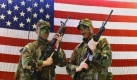Vor allem zweiHandfeuerwaffen tauchen in den mordernenKriegen immer wieder auf. Zum einen verschiedene Versionen des amerikanischen M-16-Sturmgewehrs, dass diese beiden US-Soldaten prsentieren. ... Foto: dpa