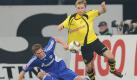 Doch nach dem Anpfiff ging es direkt zur sache. Erster Aufreger: Dieser Trikotzupfer von Schalkes Benedikt Höwedes gegen den Dortmunder Jakub Blaszczykowski an der Strafraumgrenze. Elfmeter gab es keinen. Foto: dpa