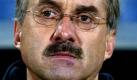 ARCHIV - Der deutsche U21-Trainer Ulrich Stielike (Archivfoto vom 17.02.2004). Michael Stielike ist in der Medizinischen Hochschule Hannover (MHH) an den Folgen einer Lungenerkrankung gestorben. Wie die Klinik am Freitagabend in einer Erklärung mitteilte, erlag der Sohn des früheren Fußball-Nationalspielers Uli Stielike in der Nacht zum Freitag im Alter von 23 Jahren einer Lungenfibrose. Foto: Tobias Heyer (zu dpa 0032 vom 01.02.2008) +++(c) dpa - Bildfunk+++
 Foto: dpa