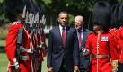 US-Präsident Barack Obama (Mitte links) lässt sich gemeinsam mit dem britischen Prinzen Philipp von der schottischen Ehrengarde am Buckingham Palast in London empfangen. Obama und seine Ehefrau Michelle folgen mit ihrem Besuch einer Einladung von Queen Elizabeth II.  Foto: dapd