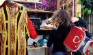 Eine Schülerin steht in Berlin - Mitte vor einer einer sogenannten Givebox, in der sich Kleidungsstücke, Schuhe und andere Utensilien befinden. Die Idee hinter dem Nachbarschaftsprojekt Givebox ist es, ungenutzte Dinge anonym verschenken zu können. Foto: dapd