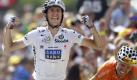 Andy Schleck (li.) jubelt über seinen Erfolg auf der 8. Tour-Etappe. Foto: dpa