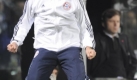 Hochsprung:Bayern-Trainer Jrgen Klinsmann lsst seinen Emotionen beim Ausgleichstreffer freien Lauf. Foto: dpa