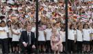 Bundespräsident Christian Wulff und seine Frau Bettina posieren am Mittwoch (04.05.11) in San Jose in Costa Rica in der deutschen Humboldt-Schule mit den Schülern. Wulff und seine Frau weihten das neue Dach der Sportanlage der Schule ein und spielten mit den Schülern Basketball. Wulff war im Verlauf seiner einwöchigen Lateinamerikareise zuvor in Mexiko und reiste am Mittwoch nach Brasilien weiter. Foto: Michael Gottschalk/dapd