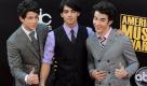 Sie machten die Keuschheitsringe (Purity Rings) berühmt: die Jonas Brothers. Die drei Brüder, die mit der Serie Camp Rock bekannt wurden, zeigten damit der ganzen Welt, dass auch sie keusch lebten. Mittlerweile ist einer der Jonas Brothers verheiratet, den Keuschheitsring hat er längst abgelegt. Wie es die verbleibenden Singles Joe (Mitte) und Nick Jonas (links) mit der Keuschheit halten, ist nicht bekannt. Allerdings wechselt Joe Jonas auffallend häufig seine Partnerinnen. Beziehungen mit Ashley Greene und Taylor Swift werden ihm nachgesagt. Foto: dpa