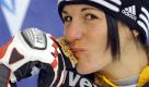 Liebevoll küssteKathrin Hölzl ihre Goldmedaille bei der Ski-WM in Val d'Isere. Die 26-Jährige steht ihre Teamkollegin in nichts nach. Foto: dpa