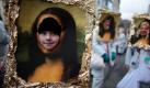 Original oder Fälschung?: Als Mona Lisa verkleidete Schüler und Lehrer nehmen beim Karneval in Köln am 'Schull- und Veedelszöch' teil. Foto: Oliver Berg Foto: dpa