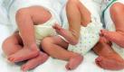 Eine Frau in Iserlohn entdeckte die Anzeige: Im Kleinanzeigenbereich der Auktionsplattform  Ebay wurden zwei Babys (hier ein Archivbild) aus Nordrhein-Westfalen zur Adoption angeboten. Die Frau alarmierte das Jugendamt, die Anzeige war zwischenzeitlich jedoch wieder verschwunden. Die Beamten setzen sich mit dem Onlineportal in Verbindung um den Urheber der Anzeige zu ermitteln. Bisher erfolglos. Das Unternehmen hält es für möglich, dass es sich dabei lediglich um einen schlechten Scherz handelt. Foto: dpa