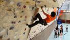 Ein Student hängt im Sportzentrum der TU Braunschweig an einer der größten Kletterwände Norddeutschlands. Mit Überhängen bietet die gerade eingeweihte Wand mehr als 250 Quadratmeter Kletterfläche in sieben verschiedenen Schwierigkeitsgraden. Studenten der TU, der Fachhochschulen der Region, die Mitglieder des Alpenvereins sowie einiger Schulen können die Wand nutzen.  Foto: dpa