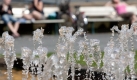 Sonnenanbeter genieen im Osnabrcker Schlossgarten das warme Wetter. Foto: dpa