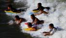 In der argentinischen Stadt Mar del Plata surfen Sommertouristen auf den Wellen des Atlantischen Ozeans. In Südamerika herrschen vielerorts sommerliche Temperaturen um die 35 Grad Celsius.  Foto: ap