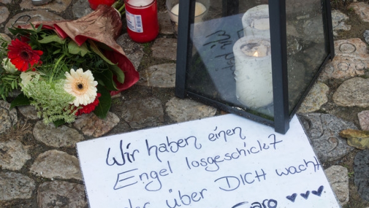 Kerzen und Abschiedsbriefe erinnern an die ermordete Carolin.