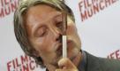 Deutlich einseitiger ist die Liebe zu Gegenständen, die mit dem  Ich-habe-etwas-gewonnen-Kuss besiegelt wird. Schauspieler Mads Mikkelsen wird kaum das kalte Stück Metall des CineMerit Awards verehren. Der Kuss gilt vielmehr der Auszeichnung an sich und damit dem Preisträger selbst. Herrlich, sich auch mal selbst küssen zu können! Foto: ddp