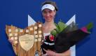 Mona Barthel wurde nach ihrem ersten Turniersieg in Hobart reichlich beschenkt. Foto: David Clifford Foto: dpa