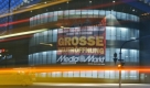Ein großes Werbeplakat hängt an der Fassade des neuen Einkaufszentrums Centrum-Galerie in Dresden. Die 290 Millionen Euro teure Galerie ist Dresdens größtes innerstädtisches Einkaufszentrum und ist ab heute geöffnet. In einer Bauzeit von drei Jahren sind 52.000 Quadratmeter Verkaufsfläche entstanden.
 Foto: dpa
