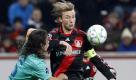 Gute kämpferische Leistung von Leverkusen: Bayers Simon Rolfes (rechts) kämpft mit Barcelonas Carles Puyol um den Ball. Foto: dapd