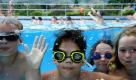 Alex, Nick, Bianca und Sophie (v. l.) tauchen am Mittwoch (14.07.10) bei herrlichem Hochsommerwetter und einer Lufttemperatur von rund 30 Grad Celsius im Bilz-Bad im saechsischen Radebeul unter Wasser. Bist du zurzeit oft im Freibad? In Deutschland ist es so heiss wie schon lange nicht mehr. Wetterforscher sagen nun: Die Deutschen werden noch laenger schwitzen. Ein Ende der Hitze ist nicht in Sicht. Das Freibadwetter bleibt. (zu ddp-Text) Foto: Norbert Millauer/ddp Foto: ddp