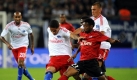 Mouritala Ola Ogunbiyi vom EA Guingamp hat gegen die Spieler vom HSV keine Chance. Foto: dpa