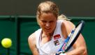 Kim Clijsters aus Belgien spielt den Ball an ihre russische Gegnerin Maria Kirilenko während des Frauen-Einzel-Matches bei den All England Lawn Tennis-Meisterschaften in Wimbledon zurück. Clijsters gewann das Match mit 6:3, 6:3. Foto: ap