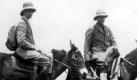 George Mallory und sein Bergsteigerkollege Bullock brechen im Mai 1924 in Phari Dzong in Tibet zu ihrer Expedition auf. Die britischen Bergsteiger George Mallory und Andrew Irvine versuchten im Juni 1924 den Mount Everest von Norden her aus Richtung Tibet zu bezwingen und sind seitdem verschollen. Am Sonntag (02.05.1999) hat eine Mount Everest-Expedition nach eigenen Angaben die Leiche von George Mallory in einer Höhe von 8 240 Metern gefunden und nach Angaben des Expeditionsleiters Simonson 'eindeutig identifiziert'. Die große Frage ist nun, ob die Bergsteiger beim Aufstieg oder auf dem Rückweg vom Gipfel ums Leben kamen. Im zweiten Fall hätten sie den Rekord der Erstbesteigung fast 30 Jahre vor dem Neuseeländer Edmund Hillary und dem Sherpas Tenzing Norgay, die 1953 den 8 848 Meter hohen Gipfel erreichten, aufgestellt. dpa (zu dpa 0234) (nur s/w)  Foto: dpa