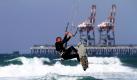 Ein Wellenreiter surft auf den Wellen am Zikim Beach, südliches Israel.  Foto: ap