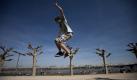 Der Schüler Oliver Sehn springt am Mainzer Rheinufer auf einem Seil. Die Trendsportart Slacklining ähnelt dem Seiltanzen, allerdings wird beim Slacklining auf einem Schlauchgurt balanciert, der zwischen zwei Befestigungspunkten gespannt ist. Foto: dapd
