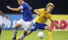 Schalke's Benedikt Hoewedes, right and Helsinki's Teemu Pukki challenge for the ball during a Europa League playoff second leg soccer match between FC Schalke 04 and HJK Helsinki in Gelsenkirchen, Germany, Thursday, Aug. 25, 2011.(AP Photo/Michael Probst) Foto: dapd