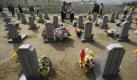 46 südkoreanische Marinesoldaten starben im April bei an der Grenze zu Nordkoreas Seegebiet durch einen Torpedo-Angriff des Nachbarlandes. Nun besuchte Japans Ministerpräsident Yukio Hatoyama die Gräber der Toten. Foto: ap