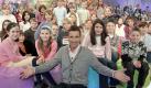 Der Moderator Kai Pflaume posiert nach der Aufzeichnung der Sat.1-Show 'Träume werden wahr' am Sonntag (11.03.2007) in einem Kölner TV-Studio mit mehreren Kindern. Pflaume erfüllt in seiner neuen Show, die am Ostermontag ausgestrahlt wird, Kinderträume. Egal was es ist, ob ein kleiner Junge davon träumt einen echten ICE zu steuern, einen Löwen zu füttern oder als Müllmann zu arbeiten. Foto: Jörg Carstensen dpa/lnw +++(c) dpa - Bildfunk+++  Foto: dpa