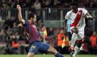 Rayo Vallecanos Lass Bangoura (r) verliert den Ball an Javier Mascherano. Foto: Albert Olive Foto: dpa