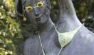 Die Skulptur Die Liegende  im Theatergarten in den Wallanlagen in Bremen traegt am Samstag, 7. August 2010, ein Bikinioberteil und eine Schwimmbrille. Ein Spassvogel verzierte die Bronzefigur des Bildhauers Gerhard Marcks. Fuer Sonntag ist zwar kuehleres Wetter angesagt, allerdings sind in der kommenden Woche wieder steigende Temperaturen und Sonnenschein zu erwarten.(apn Photo/Joerg Sarbach) --- The sculpture 'The lying' of German artist Gerhard Marcks in a park in Bremen, Germany, wears swimming glasses and a bikini top on Saturday, Aug. 7, 2010. Somebody did a joke with the bronce figure.(apn Photo/Joerg Sarbach) Foto: ap