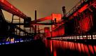 Das Uneseco-Weltkulturerbe Zollverein wird in Essen von Lichtinstallationen der Künstler Mark Major und Jonathan Speirs kunstvoll erhellt. Viele frühere Industriewahrzeichen des Ruhrgebiets werden derzeit in Szene gesetzt. Auf diese Art präsentiert sich Essen als Kulturhauptstadt Europas 2010. Foto: ap