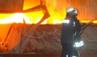 Feuerwehrleute bekämpfen einen Großbrand in einer Recyclinganlage im brandenburgischen Lichterfeld (Elbe-Elster). Das Feuer zerstörte eine 3000 Quadratmeter große Halle, in der etwa 150 Tonnen geschredderter Industriemüll lagerten, teilte die Polizei mit. Es entstand ein Sachschaden von rund einer halben Million Euro. Die Brandursache konnte zunächst nicht geklärt werden. Foto: dpa